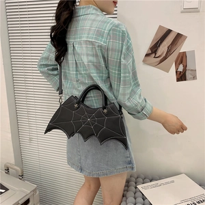 Halloween Fledermaus PU Leder Handtasche mit Spinnennetz Design, stilvolle Umhängetasche für Damen.