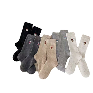 Chaussettes de Noël mi-mollet assorties avec broderies cartoon et maille mouchetée