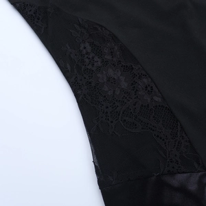 Détail du motif floral en dentelle noire et des découpes sur cette robe de soirée chic