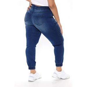Détail du jogging en jean bleu avec taille élastique et poches arrière délavées