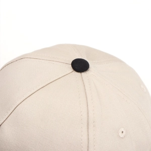 Vue macro du tissu sergé de coton avec coutures de précision et évent sur la casquette