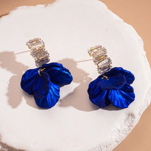 Boucles d'oreilles fleurs dorées avec pétales bleus et cristaux de zircon brillants