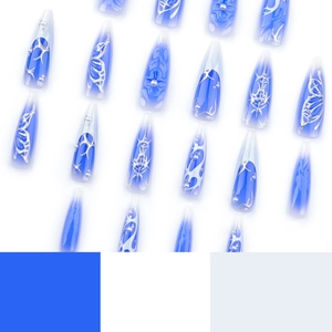 Blaue und weiße Kunstnägel mit 3D-Silber-Schmetterlingen und eleganten Perlen-Details