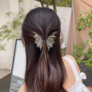 Pince à cheveux chauve-souris en métal gothique pour femmes au fini argenté chic
