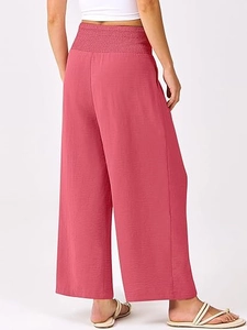 Détail de la taille haute froncée élastique sur un pantalon court droit fuchsia