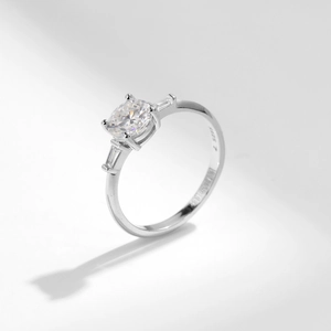 Classic S925 sterling silver ring with round 1ct moissanite stone and side accents