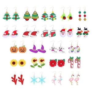 Detailansicht verschiedener festlicher Ohrringe mit Weihnachts- und Halloween-Motiven
