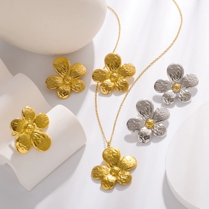 Parure de bijoux fleurs à cinq pétales martelés avec collier et boucles d'oreilles