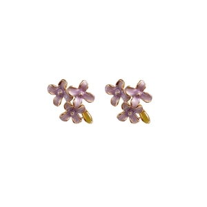 Elegante lila Emaille-Blumenohrstecker mit grünen Blättern und goldenen Metallakzenten
