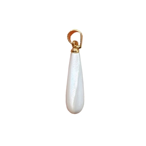Elegante colgante de nácar blanco en forma de gota con enganche dorado en fondo blanco
