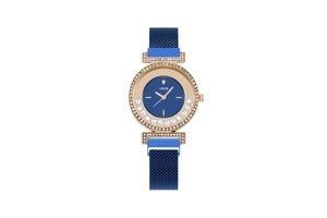 Détail du cadran bleu foncé avec lunette en strass étincelants et bracelet milanais