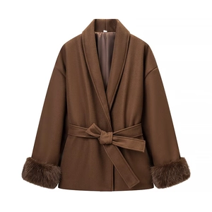 Manteau en laine marron foncé avec ceinture et poignets luxueux en fausse fourrure