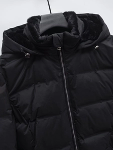 Detail einer schwarzen Winterjacke mit Kunstfellfutter und winddichtem Reißverschluss