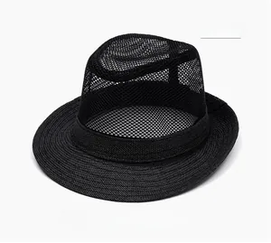 Détail d'un chapeau fedora noir en mesh respirant avec haut ventilé et bord tissé