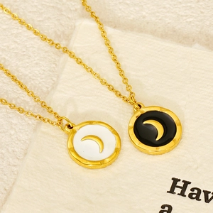 Colliers en acier titane doré avec pendentifs lune en émail noir et blanc sur carte