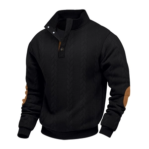 Detail eines schwarzen Zopfstrickpullovers mit klassischem Knopf-Stehkragen und Textur