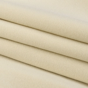 Gros plan du tissu en maille crème montrant la texture fine et le drapé doux du sweat-shirt