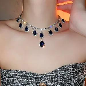 Parure collana in argento con pietre preziose blu a goccia e zirconi scintillanti