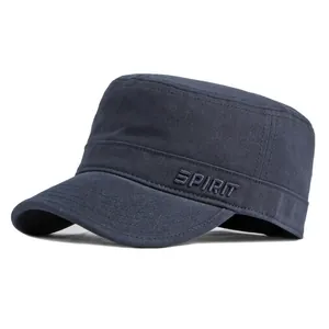 Berretto militare blu scuro in cotone con ricamo SPIRIT laterale su sfondo bianco