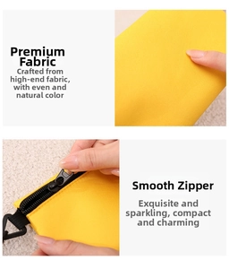 Détail du porte-monnaie en tissu jaune montrant la texture tissée et le zip métallique noir