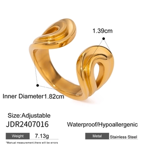 Detalle del diámetro interior de 1,82 cm y ancho de 1,39 cm del anillo de oro ondulado