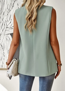 Achteraanzicht van een losse lichtgroene mouwloze blazer vest voor dames snit detail