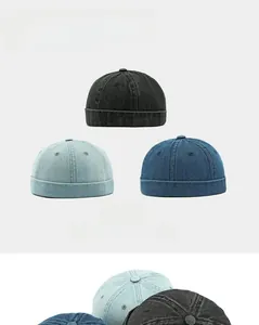Dettagli dei cappelli Docker in denim lavato nei colori nero, blu chiaro e blu scuro