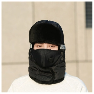 Détail de bonnet aviateur avec doublure en fausse fourrure et masque à valve respirante