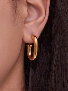 Détail des boucles d'oreilles françaises en U avec placage en or 18 carats poli brillant