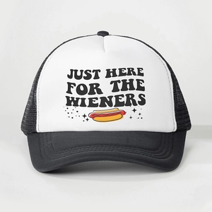 Dettaglio del cappellino trucker con testo Just Here For The Wieners e stampa hot dog