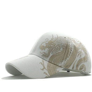 Cappellino da baseball in cotone bianco con drago dorato visto da un'angolazione di 45°