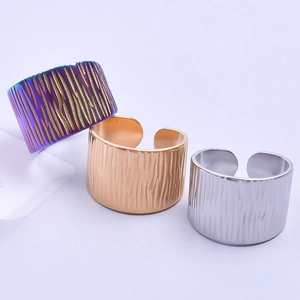 Adjustable vintage gold and silver titanium steel rings with embossed wood grain texture