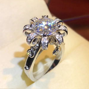 Eleganter Weißgold-Blütenring mit rundem Zirkon und Herzanhänger für Jahrestage