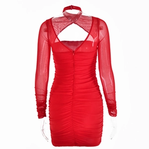 Détail d'une robe moulante en mesh rouge avec fermeture éclair et dos nu élégant