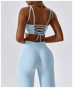 Détail arrière de l'ensemble de yoga côtelé bleu clair avec design à bretelles croisées