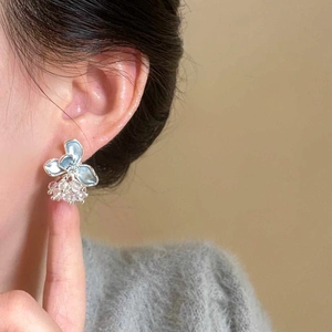 Elegant blue flower stud earrings featuring a shimmering clear bead cluster detail