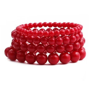 Détail de l'ensemble de bracelets à perles rouges à quatre couches au fini poli