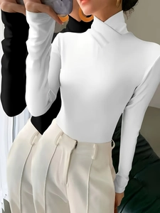 Elegante witte nauwsluitende top met hoge hals en lange mouwen voor dames