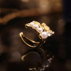 Gold-plated double-layer pearl ear cuff with cubic zirconia in French vintage style