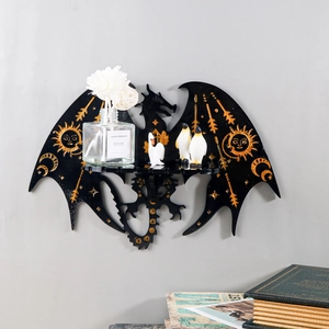 Détail d'étagère murale dragon avec motifs soleil et lune dorés pour la décoration