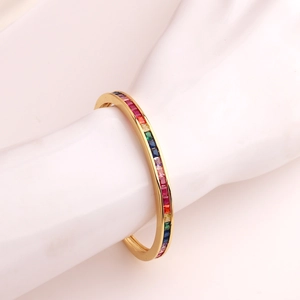 Detail van de C-vormige gouden armband met micro-ingelegde gekleurde zirkonia stenen