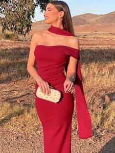 Robe longue rouge chic à épaules dénudées avec ruban pour les soirées d'été formelles