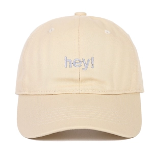 Casquette de baseball en coton beige avec broderie hey grise sur fond blanc