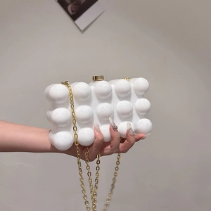 Sac pochette blanc en acrylique à texture bulles avec bandoulière chaîne dorée chic