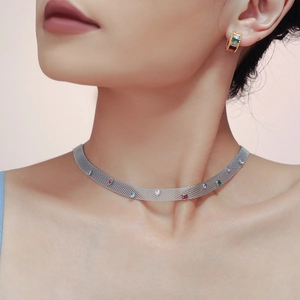 Parure collier en maille et boucles d'oreilles créoles serties de zircons colorés en acier
