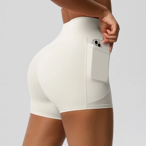 Gros plan d'un short de yoga taille haute avec poche latérale et insert smartphone