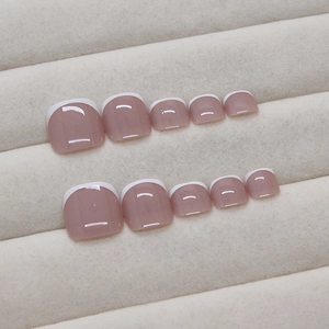 Faux ongles d'orteils style français classique en rose nude avec pointes blanches brillantes