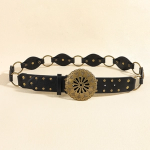 Détail de la ceinture rétro en cuir avec boucle ronde en bronze et anneaux métalliques