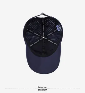 Dettaglio della fodera in rete traspirante e della fibbia del berretto da baseball blu notte