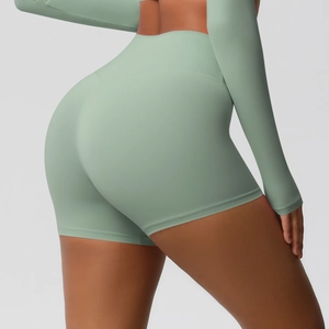 Dettaglio degli shorts da yoga verde menta a vita alta con controllo addome ed effetto lifting